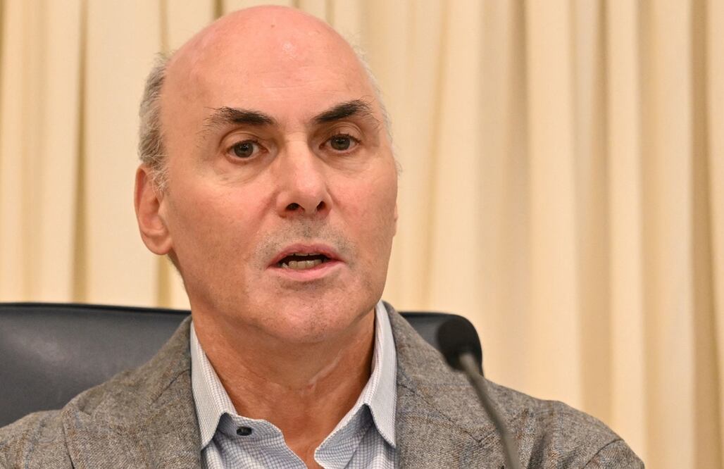 Drew Weissman, ganador del Premio Nobel de Medicina habla de las vacunas contra el Covid-19.
Foto: AFP