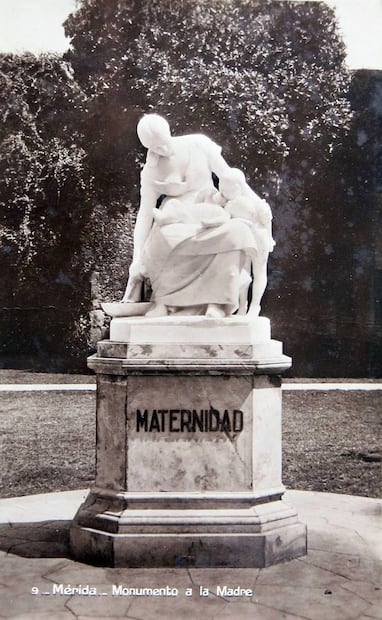 El Monumento a la Madre, ubicado en el Parque Morelos, también llamado Parque de la Madre, en una postal de los años treinta. Considerado el primer monumento dedicado a la Madre en el país. Colección Villasana.