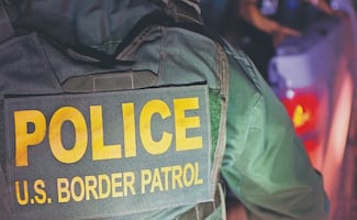 Agente migratorio es acusado de agredir sexualmente y robar a mujeres en Chicago; enfrenta 10 cargos