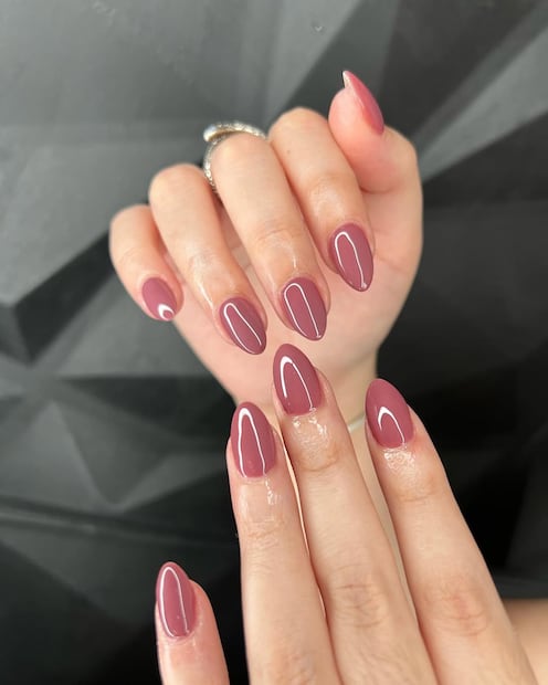 El manicura elegante que estiliza las manos. Foto: Instagram @goldglamsalon