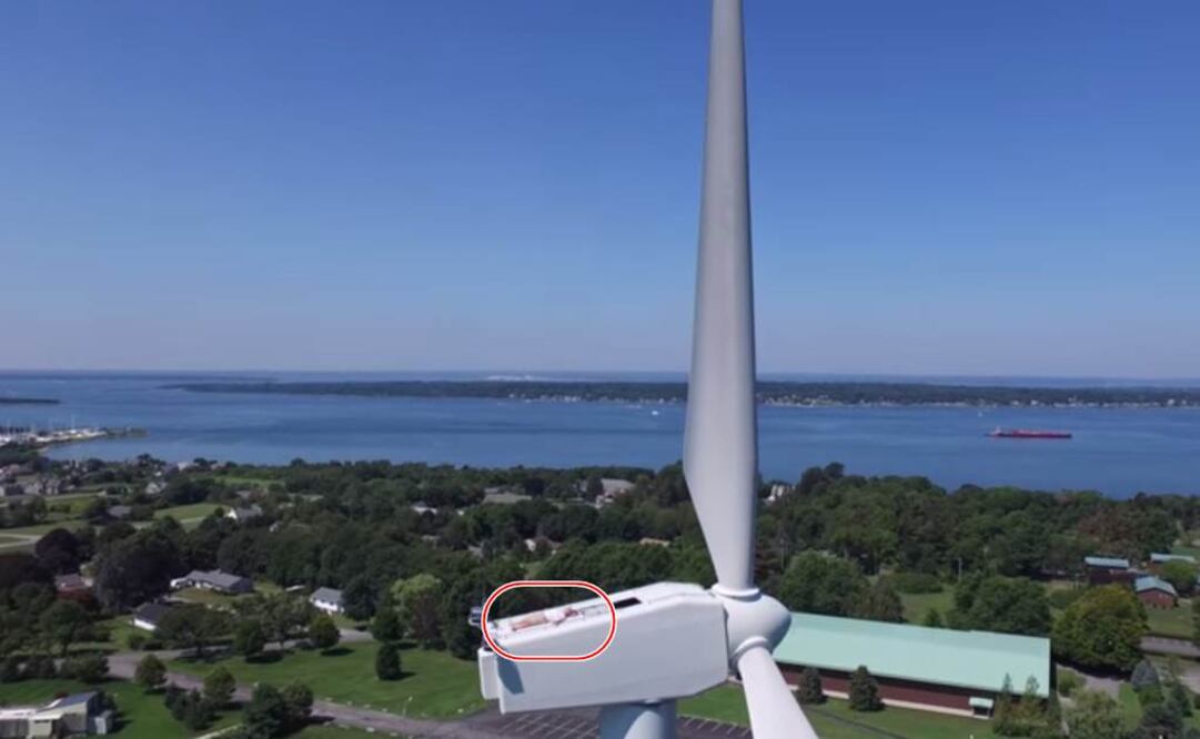 Descubren a monje tomando el sol sobre turbina eólica 