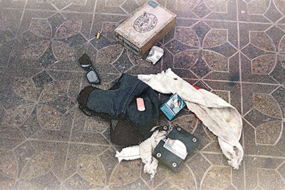 Las fotos muestran una caja de cigarros con jeringas, cartuchos de escopeta e incluso la nota suicida de Cobain (RADARONLINE)