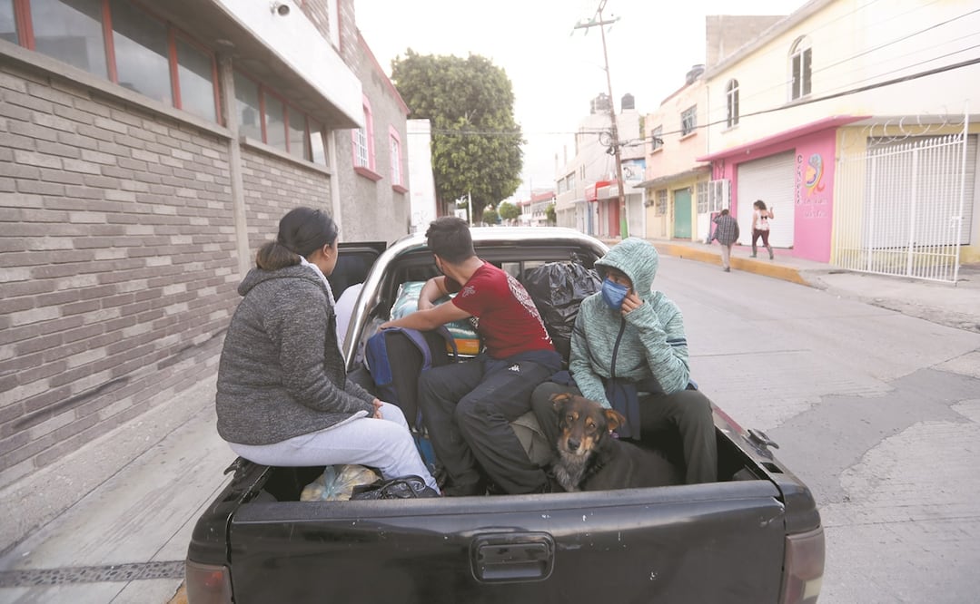 La familia de Benjamín J. Colín dejó la zona de riesgo para resguardarse en la parte alta de Tula. Foto: Valente Rosas. El Universal