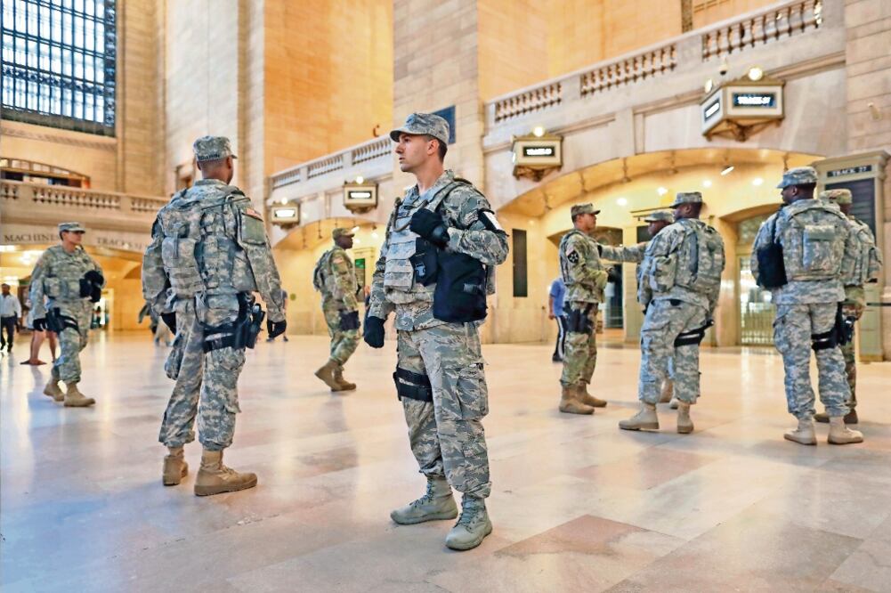 Elementos de las Fuerzas Armadas montan guardia en la estación de trenes de Grand Central, en Nueva York (MARY ALTAFFER. AP)