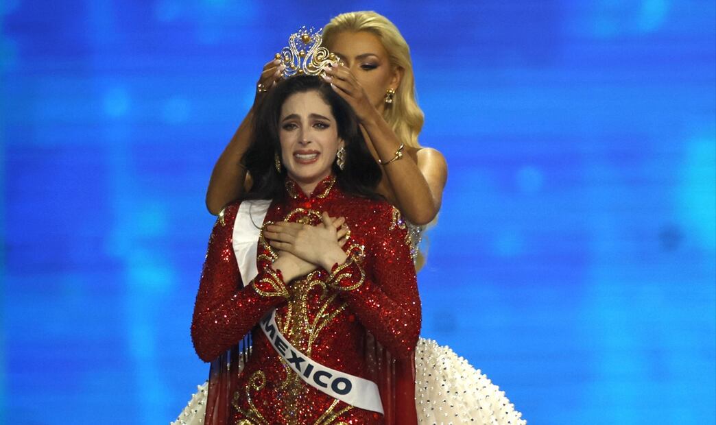 Fátima Bosch reacciona al ser coronada Miss Universo 2025 por Victoria Kjaer Theilvig, Miss Universo 2024, de Dinamarca, durante la 74 edición de Miss Universo 2025 en el Impact Challenger Hall. Foto: EFE