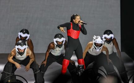 ¡Para su colección! Rosalía recibe peluche de Dr. Simi en concierto del Zócalo: “Gracias, México”