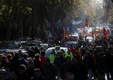Miles de taxistas protestan en Madrid para exigir restricciones a Uber y Cabify