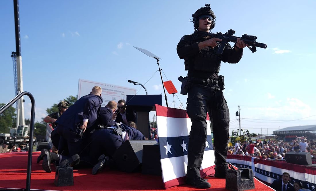 El expresidente y virtual candidato presidencial republicano Donald Trump es cubierto por agentes del Servicio Secreto luego de un intento de asesinato. Foto: AP