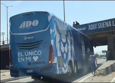 Autobús de Pachuca se atora en puente a su llegada a San Luis