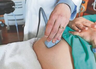 Vinculan a proceso a Víctor “N”, médico que hizo cesárea a mujer sin estar embarazada; se queda en el Reclusorio Norte