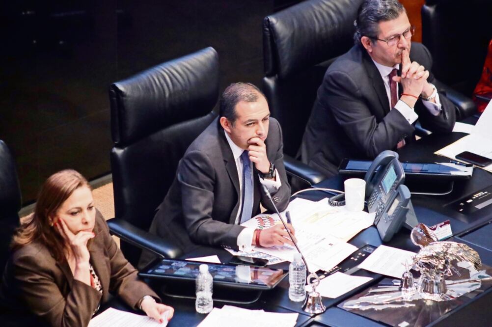 Durante la sesión en el Senado, intervinieron 26 legisladores a favor y en contra de la moción de procedimiento contra el presidente de la Cámara, Ernesto Cordero (centro). A quienes lo apoyaron se les llamó traidores y tránsfugas. (ARIEL OJEDA. EL UNIVE)