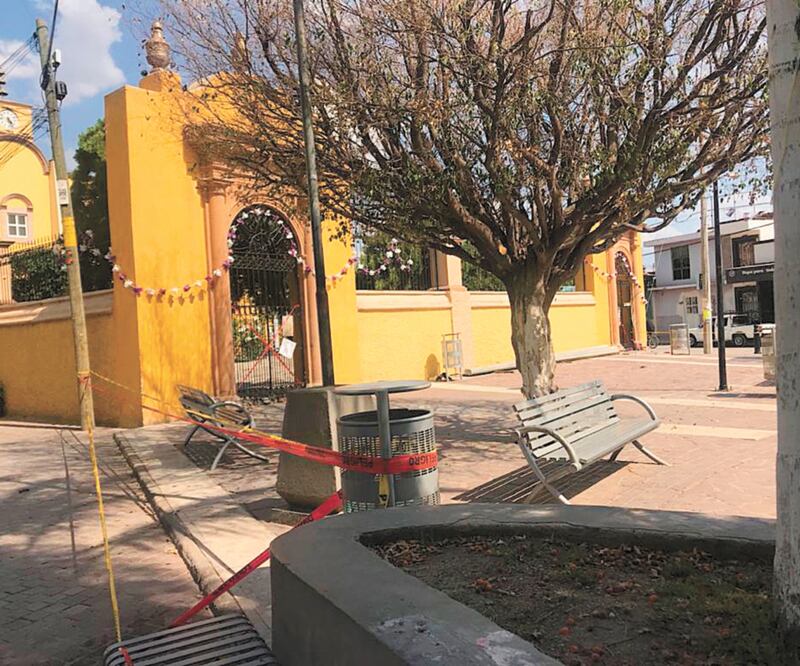Ayer la parroquia de San Pedro Apóstol permanecía cerrada y la plaza frente a ella estaba acordonada por orden de las autoridades municipales. XÓCHITL ÁLVAREZ. EL UNIVERSAL