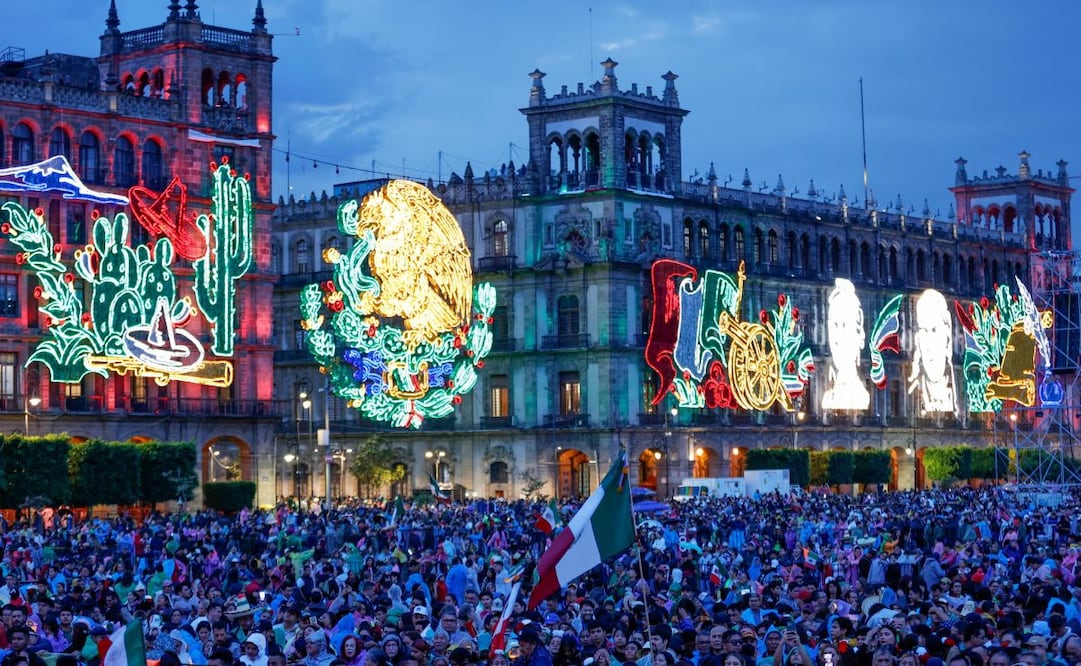 Mexicanos acuden al Zócalo de la CDMX para presenciar el primer grito de Independencia por la presidenta Claudia Sheinbaum (15/09/25). Foto: Diego Simón/EL UNIVERSAL