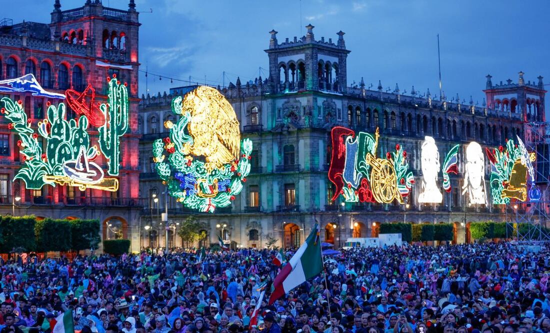 Mexicanos acuden al Zócalo de la CDMX para presenciar el primer grito de Independencia por la presidenta Claudia Sheinbaum (15/09/25). Foto: Diego Simón/EL UNIVERSAL