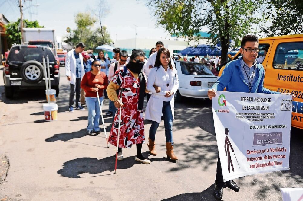 Pacientes del Hospital Mexiquense de la Salud Visual Dr. Manuel Uribe y Troncoso salieron a las calles para conmemorar el Día del Bastón Blanco; caminaron con familiares y especialistas con los ojos cubiertos (SECRETARÍA DE SALUD MEXIQUENSE)
