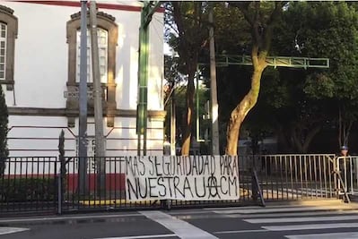 Protestan estudiantes de la UACM previo a reunión AMLO-Freeland