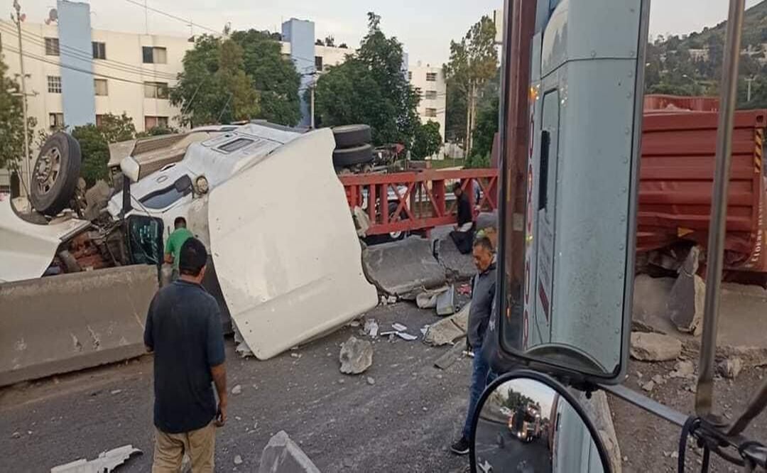 Volcadura de tráiler en avenida Reyes Heroles causa caos vial y retrasos masivos en Tlalnepantla. Foto: Especial