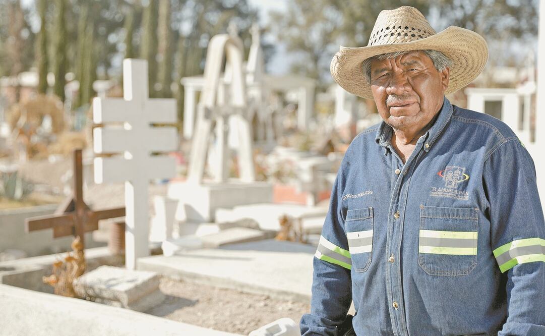 Don Alejo, cuidador del panteón municipal donde fueron enterradas 52 víctimas de la explosión en Tlahuelilpan, comenta que “si estábamos marginados, ahora lo estamos más desde esa desgracia”. Fotos: IVÁN STEPHENS. EL UNIVERSAL