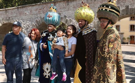 Los Reyes Magos en Casa Cencalli; horas antes de repartir juguetes se reúnen para tomarse fotos y escuchar los deseos de los niños