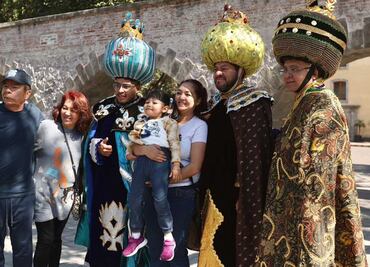 Los Reyes Magos en Casa Cencalli; horas antes de repartir juguetes se reúnen para tomarse fotos y escuchar los deseos de los niños