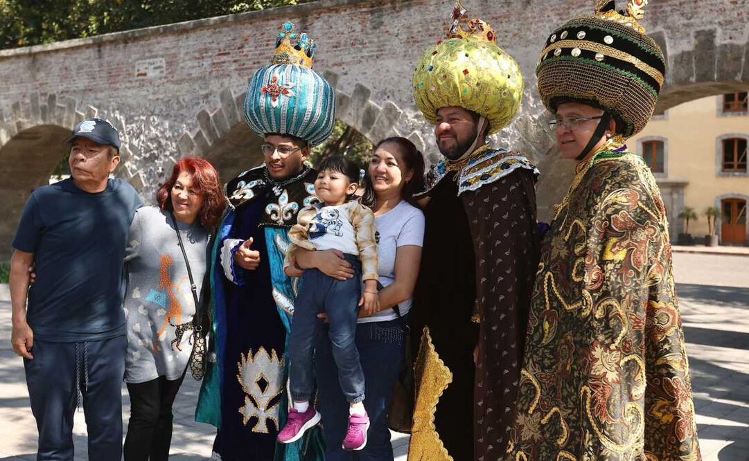 Los Reyes Magos en Casa Cencalli; horas antes de repartir juguetes se reúnen para tomarse fotos y escuchar los deseos de los niños, 05 de enero de 2025. Foto: Berenice Fregoso/EL UNIVERSAL