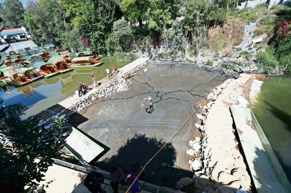 La grieta que se formó dentro del canal del embarcadero de Zacapa, en Xochimilco, ocasionó una fuga de agua que dejó un dique de 400 metros cuadrados. (LUIS CORTÉS. EL UNIVERSAL)