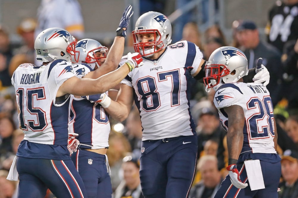 Rob Gronkowski festejó su touchdown con sus compañeros. (FOTO: JARED WICKERHAM. AP)