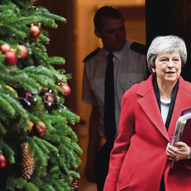 Bajo presión. La primera ministra británica, Theresa May, enfrenta la oposición de gran parte del parlamento al acuerdo que negocian con la UE. Foto: ANDY RAIN. EFE