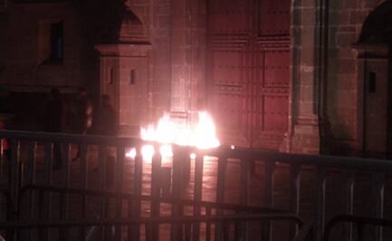 Maestros de telebachillerato incendian llantas frente a Puerta Central de Palacio Nacional