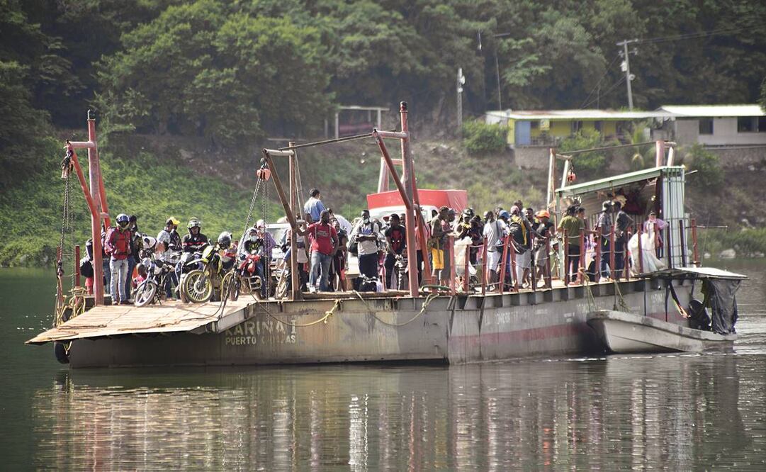 En La Concordia se ve a cientos de migrantes en El Chalán, una plataforma que transporta camiones, mercancía y gente del pueblo en la presa La Angostura. Fotos: Jacob García. EL UNIVERSAL