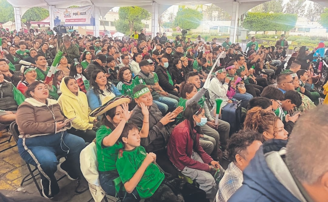 Vecinos de Neza prefirieron ver el partido cerca de casa. Foto: Emilio Fernández/ EL UNIVERSAL