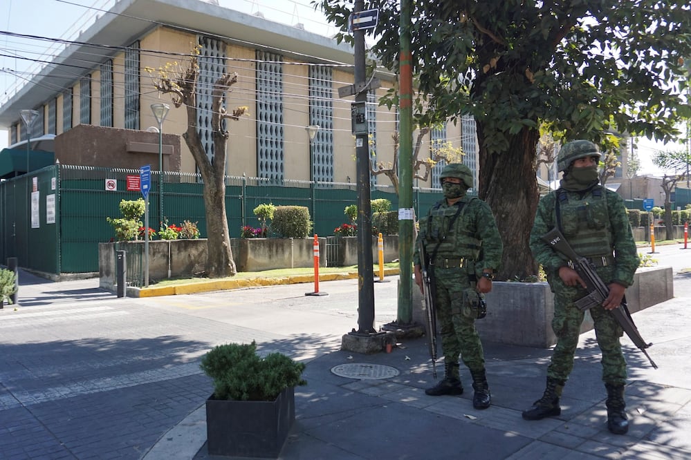 Elementos del Ejército mexicano resguardaron inmediaciones del Consulado de Estados Unidos en Guadalajara, Jalisco, tras reportes de daños por un artefacto explosivo (ARCHIVO. EFE)