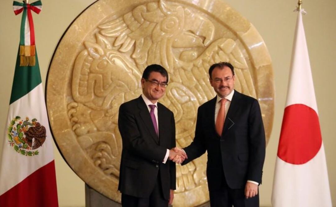 Mexico’s Foreign Minister Luis Videgaray shakes hands with his Japanese counterpart Taro Kono in Mexico City – Photo: Gustavo Graf/REUTERS