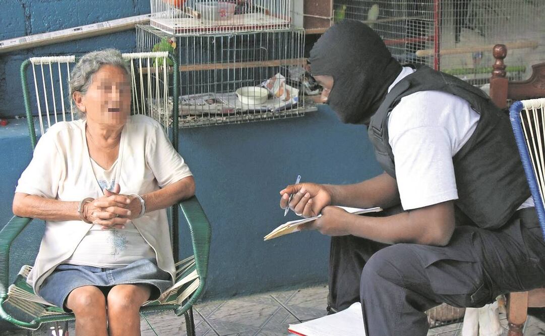 Un agente antidroga de Costa Rica interroga a una narcoabuela arrestada en San José. Foto: Ministerio de Seguridad Pública de Costa Rica.