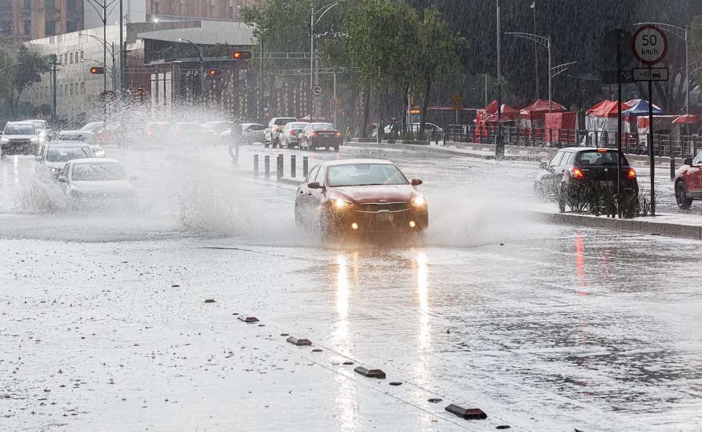 22 de junio de 2026, Ciudad de México. Una intensa lluvia sorprendió a peatones y automovilistas sobre Paseo de la Reforma, provocando encharcamientos y afectaciones a la movilidad en distintos tramos.
Foto: Osmar Alvarado | El Universal.