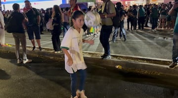 Joven aficionada de Bolivia viajó a Monterrey para ver el repechaje gracias al Presidente de Bolivia