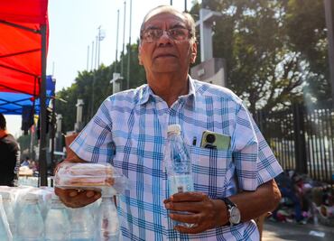 15 años de fe y solidaridad; don Víctor entrega alimentos a los peregrinos que llegan a la Basílica de Guadalupe