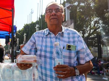 15 años de fe y solidaridad; don Víctor entrega alimentos a los peregrinos que llegan a la Basílica de Guadalupe