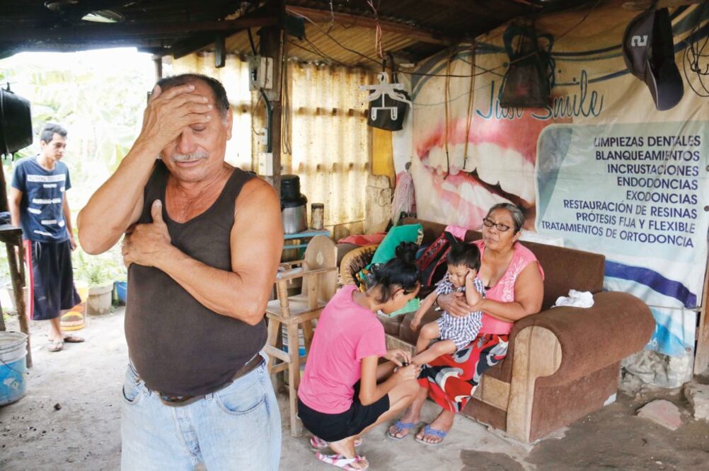 Don Santos y su familia llegaron a Tabasco hace cinco años en busca de un mejor futuro, pero sólo encontraron más carencias, debido a que la entidad es la que entre 2014 y 2016 presenta el peor panorama. Su población en pobreza aumentó. Foto: LUMA LÓPEZ