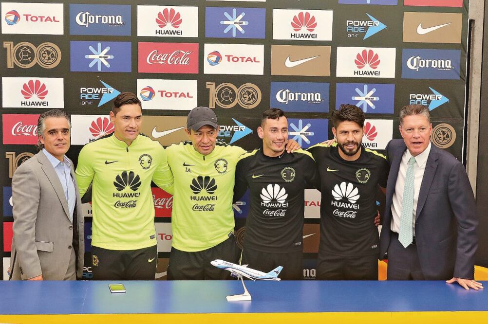 José Romano, Moisés Muñoz, Ignacio Ambriz, Rubens Sambueza, Oribe Peralta y Ricardo Peláez, unidos (HUGO ÁVILA. IMAGO7)