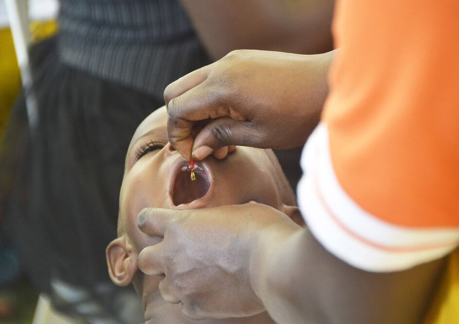 Infante recibe una vacuna oral contra el poliovirus. Foto: Xinhua/Nicholas Kajoba, archivo 