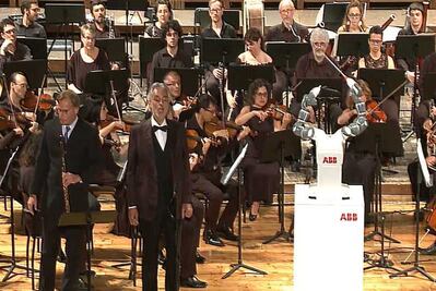 Robot dirige concierto con Andrea Bocelli