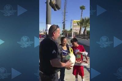 Policías de Los Ángeles regalan pavo a mexicanos que vendían paletas