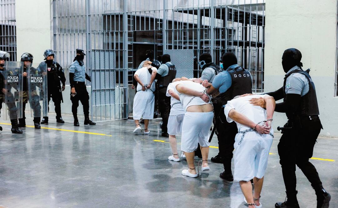 Personas deportadas de Estados Unidos son ingresadas al Centro de Confinamiento del Terrorismo (Cecot), en El Salvador. La cárcel es criticada por violaciones a los derechos humanos. Foto: AFP