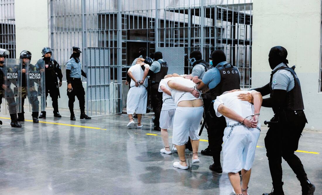 Personas deportadas de Estados Unidos son ingresadas al Centro de Confinamiento del Terrorismo (Cecot), en El Salvador. La cárcel es criticada por violaciones a los derechos humanos. Foto: AFP