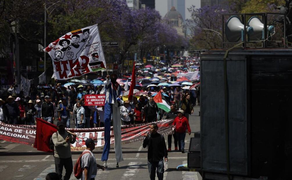 Con pancartas en mano y sombrillas, avanza la manifestación de integrantes de la CNTE sobre las principales calles de la CDMX rumbo al zócalo capitalino (18/03/2026). Foto: Diego Simón Sánchez / EL UNIVERSAL