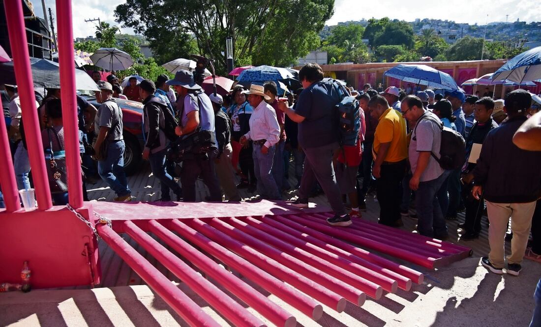 Integrantes de la Coordinadora Estatal de Trabajadores de la Educación de Guerrero exigieron al Presidente que atienda sus demandas. Foto: Salvador Cisneros