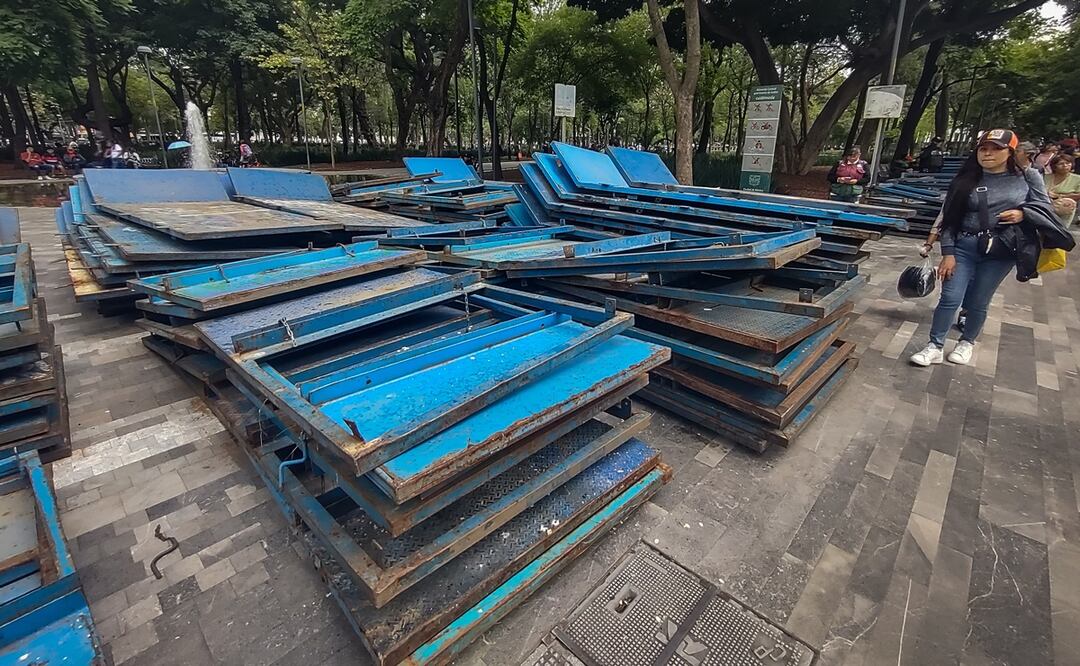 Blindan con vallas metálicas la Alameda Central y el Palacio de Bellas Artes en la CDMX. Foto: Luis Camacho