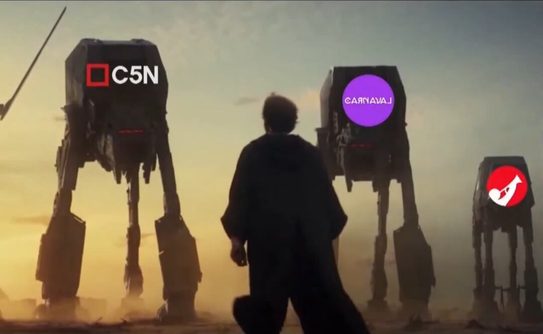 Javier Milei como Luke Skywalker, se enfrenta en soledad a Cristina Kirchner y a Axel Kicillof, que personifican a Kylo Ren y al General Hux (Domhnall Gleeson), y a una serie de medios de comunicación. Foto: Captura de Pantalla