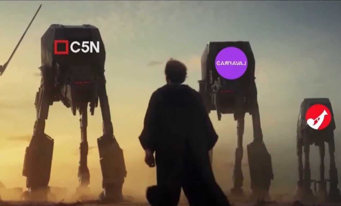 Javier Milei como Luke Skywalker, se enfrenta en soledad a Cristina Kirchner y a Axel Kicillof, que personifican a Kylo Ren y al General Hux (Domhnall Gleeson), y a una serie de medios de comunicación. Foto: Captura de Pantalla